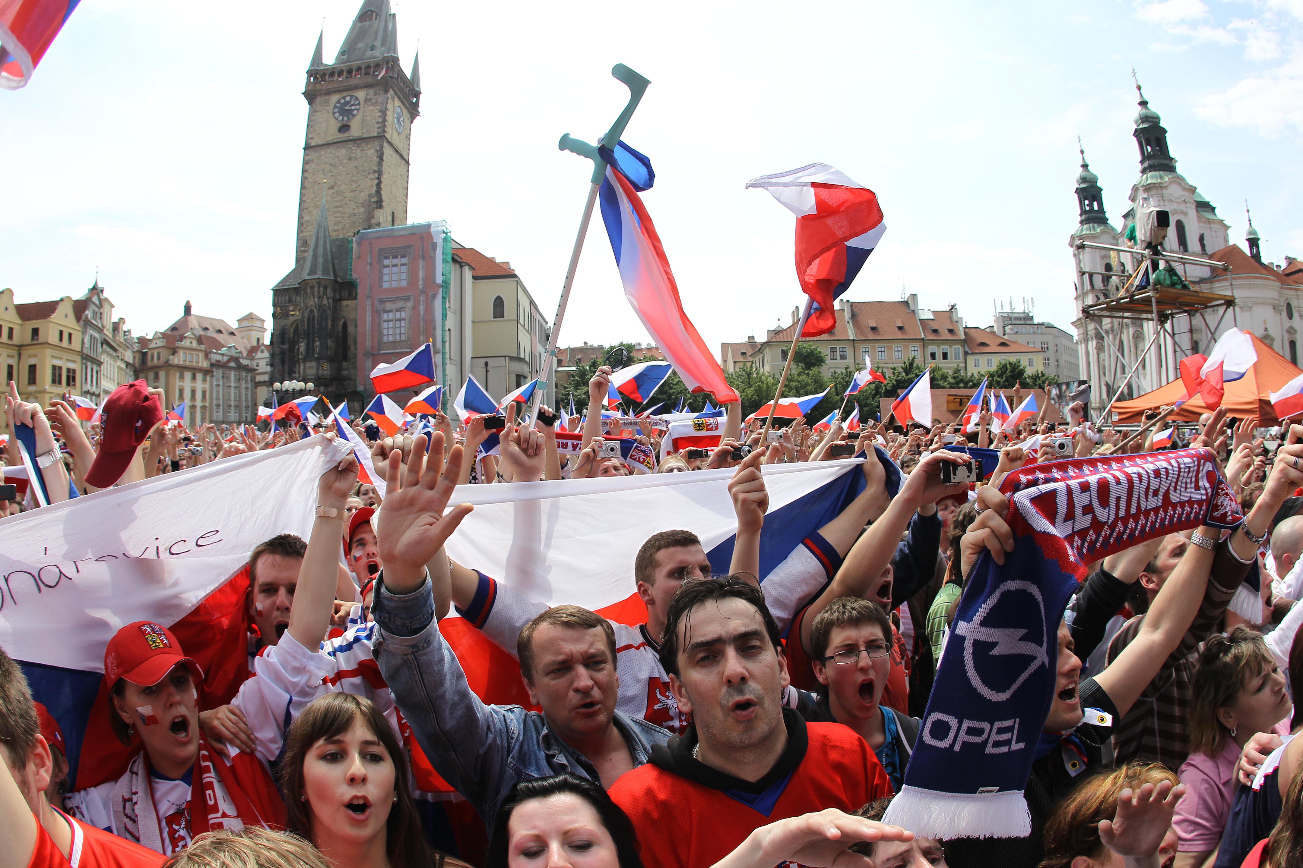 710451_Tisíce fanoušků vítaly na pražském Staroměstském náměstí české hokejové mistry světa