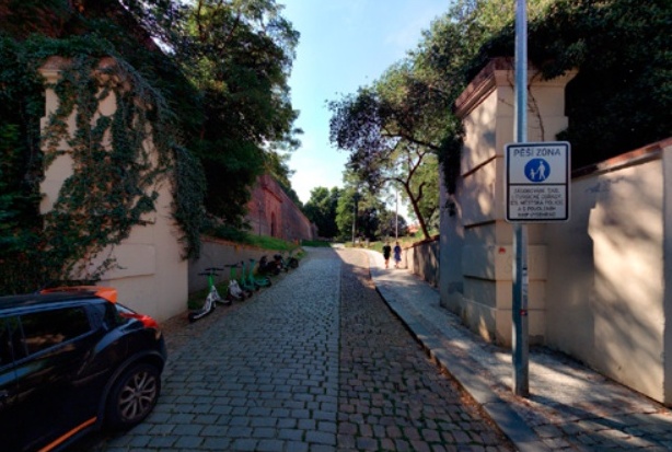 Vratislavova - příklad ulice s kultivovaným dopravním značením