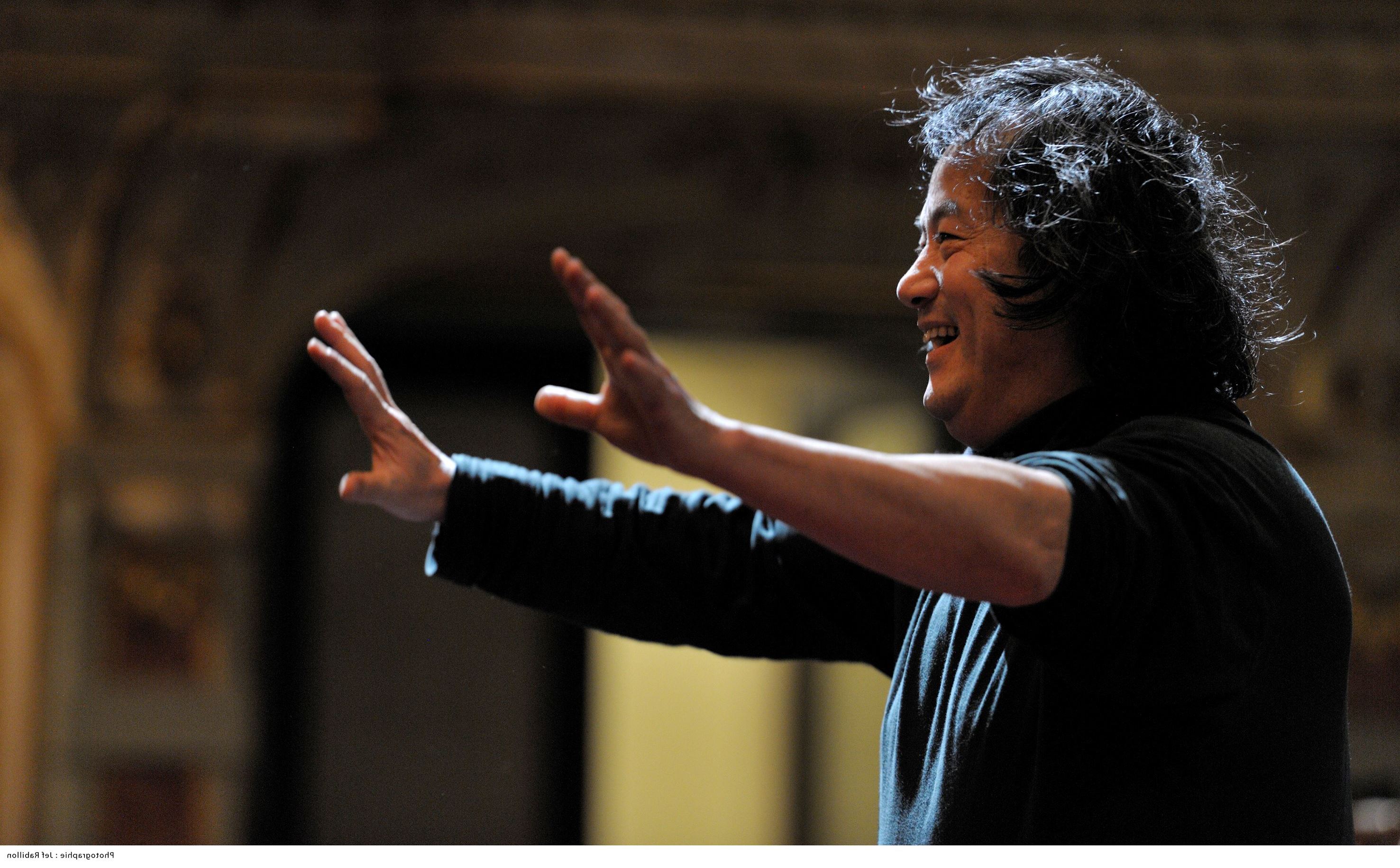 Závěrečný koncert 79. sezóny bude dirigovat hlavní dirigent FOKu Muhai Tang.