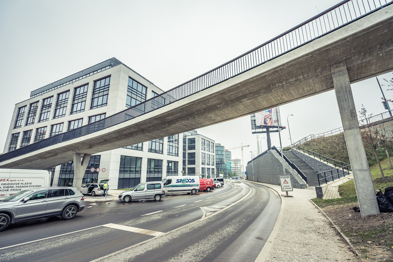 Waltrovka má nové centrální náměstí a lávku k metru