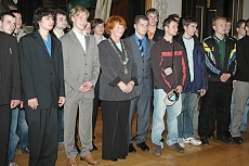 Náměstkyně primátora hlavního města Prahy pro oblast školství Marie Kousalíková dnes v Brožíkově sále na Staroměstské radnici přijala delegaci účastníků soutěže Automechanik Junior 2008.