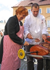 Pod záštitou primátora Pavla Béma a za účasti náměstkyně Marie Kousalíkové byl dnes dopoledne na Kampě slavnostně zahájen I. ročník festivalu Česká chuťovka/Pražská šunka. 