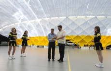 Nová víceúčelová hala X3M Aréna Barrandov byla dnes slavnostně otevřena v areálu zdejší základní školy.
